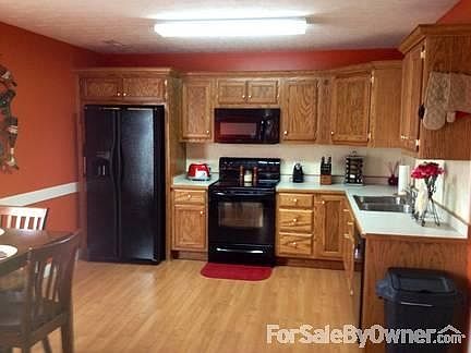 kitchen
						:
						lots of cabinet space