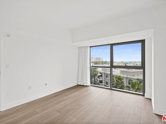 4th image of 13700 Marina Pointe Dr Unit 610