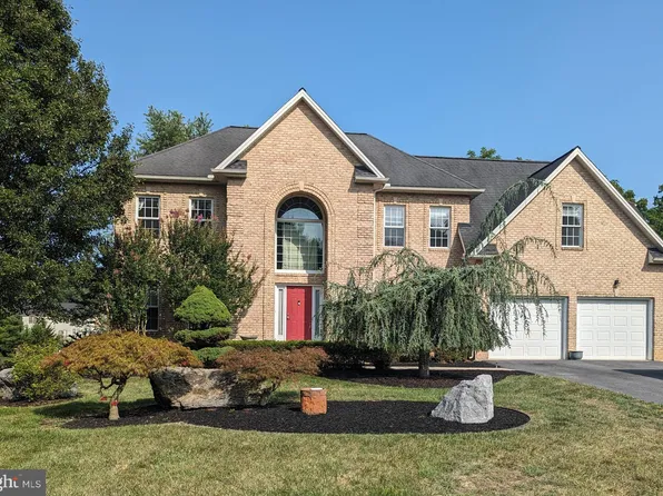 2447 Castlegreen Dr, Greencastle, PA 17225