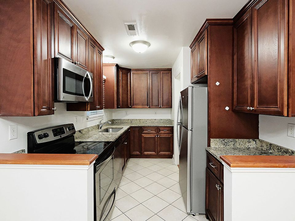 1st image of 117 Longwood Dr #B