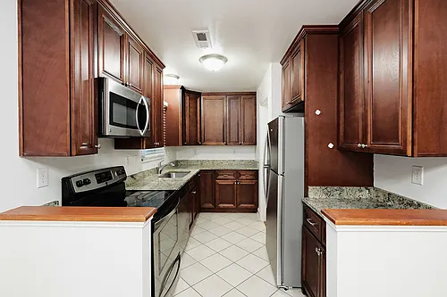 117 Longwood Dr #B Photo 1