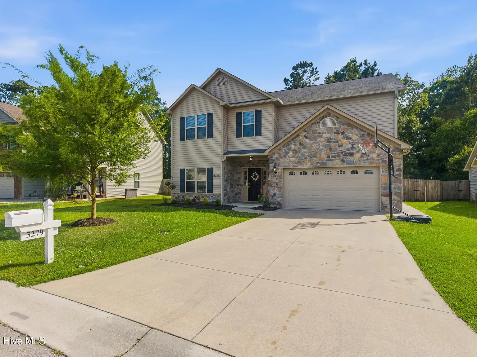 4 bed, 3.0 bath, 2849 sqft, $2,400 — Photo 3