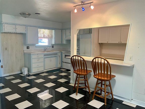 3rd image of 6020 S Shartel Ave