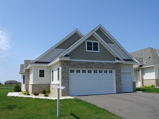 Landscaped villa home- move in now!