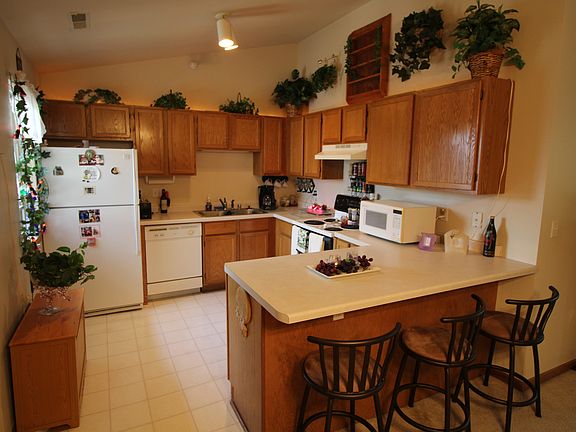 Kitchen with snack bar
