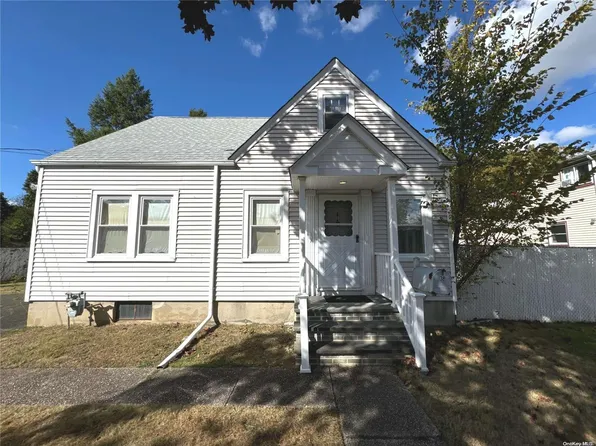 38 2nd Avenue, Central Islip, NY 11722