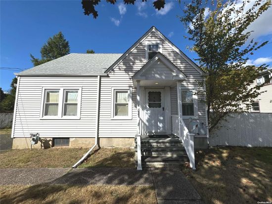 38 2nd Avenue, Central Islip, NY 11722