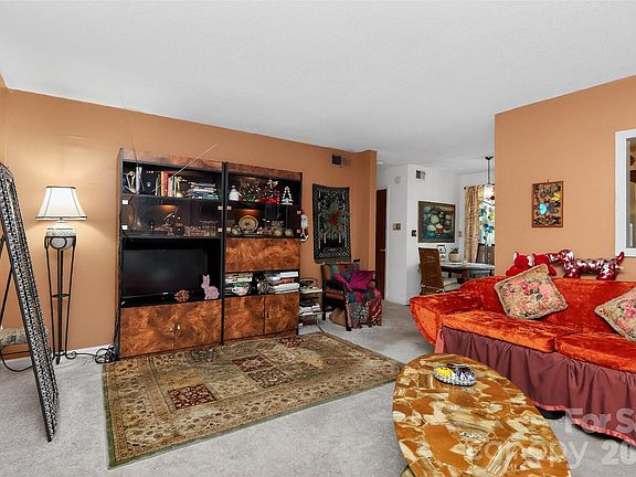 3rd image of 1906 Meadowlark Ln Unit 15