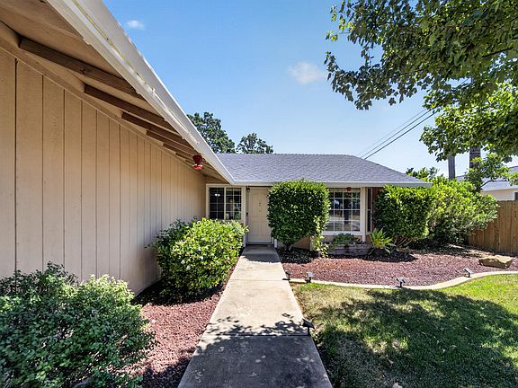 3rd image of 21913 Chimney Rock Dr