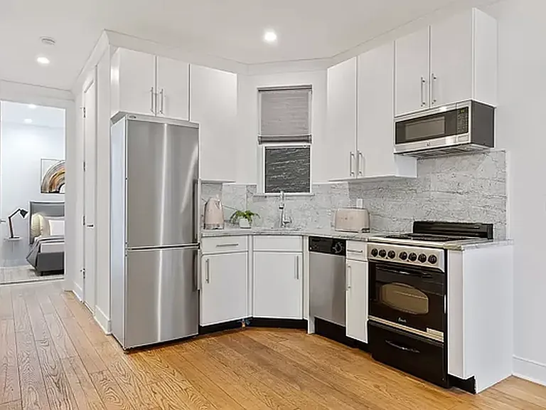211 E 33rd St #32 — Photo 1