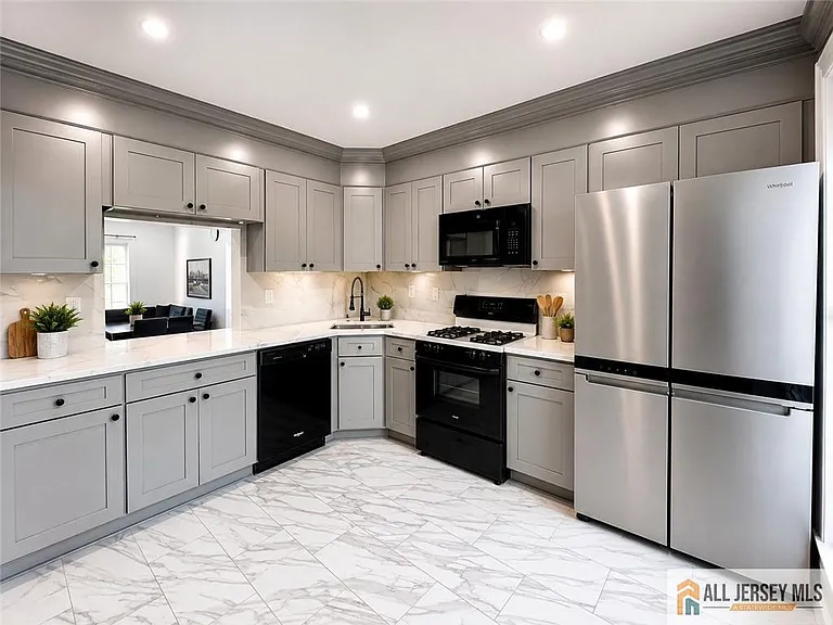 102 Goodwin Dr — Photo 2