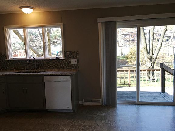 4th image of 9624 Outlook St