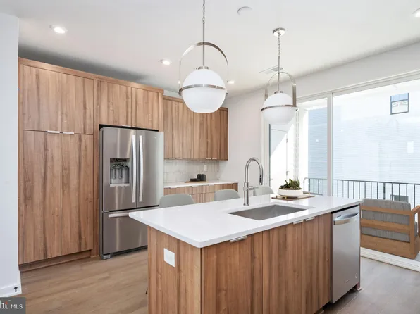 14443 Glen Manor Dr, Chantilly, VA 20151