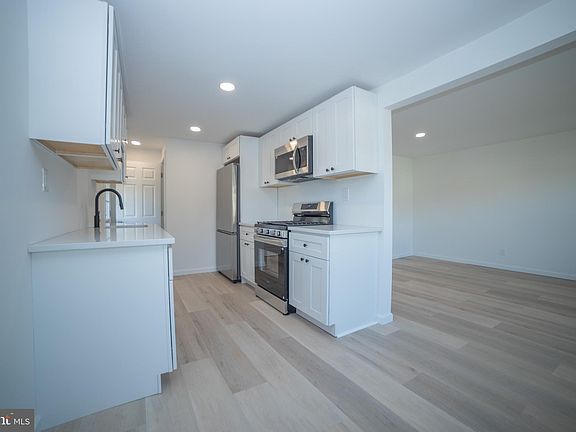 5th image of 553 E Winona Ave