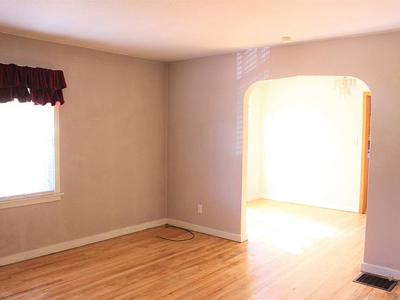 4th image of 307 S Lincoln St