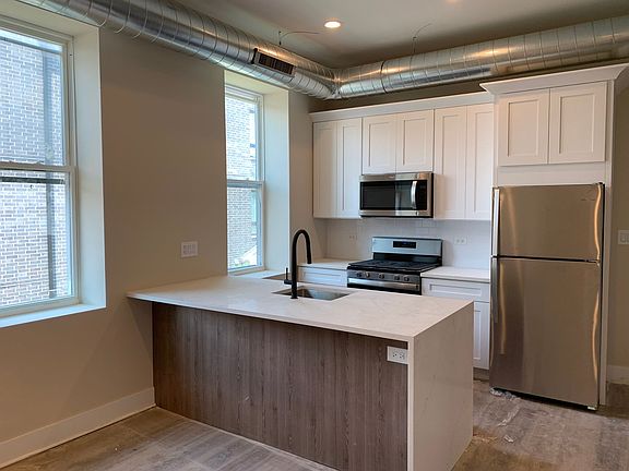5th image of 1447 W Superior St #205