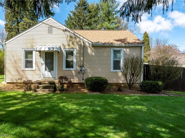 921 Applegrove St NW, North Canton, OH 44720