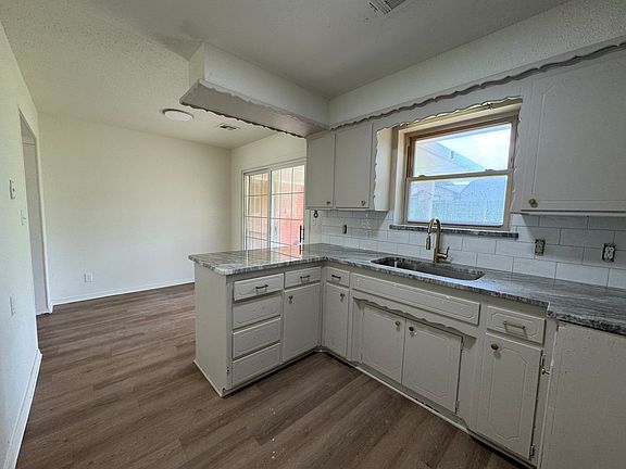 4th image of 213 SW 23rd St