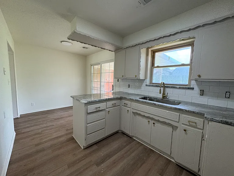 213 SW 23rd St — Photo 4