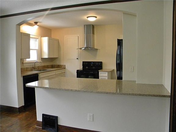 4th image of 230 Avenue D