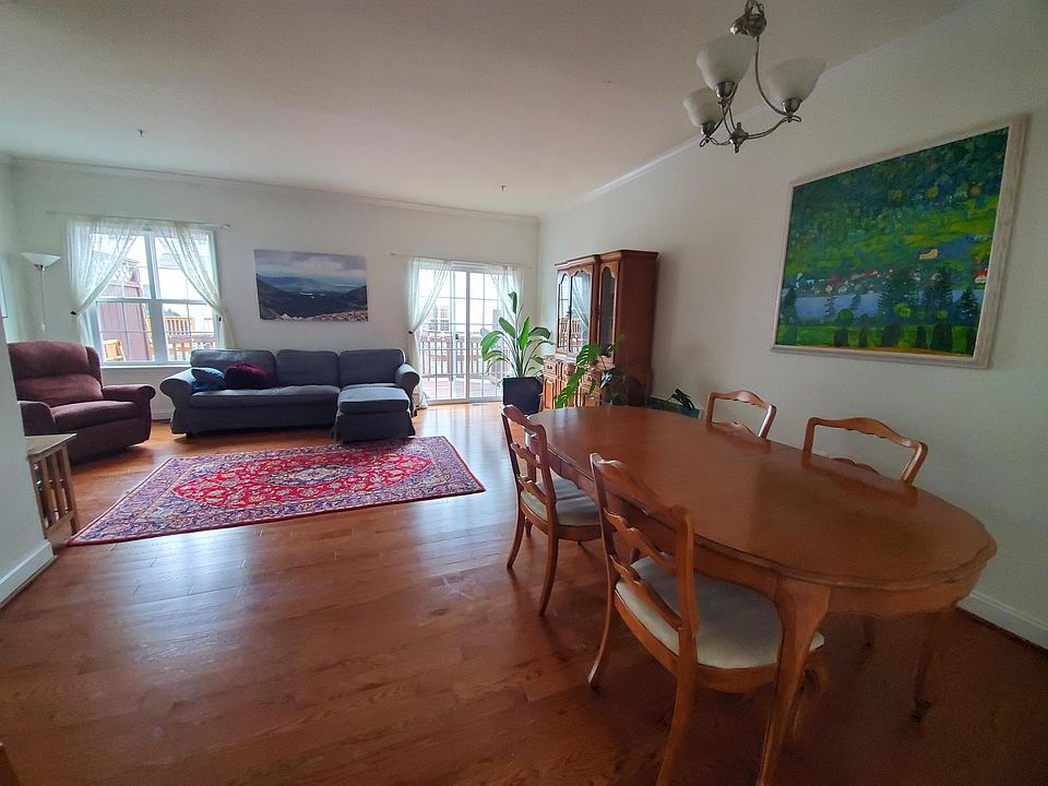 Living/dining area (2nd floor)