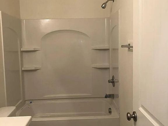 3rd image of 10108 Glen Aire Ave