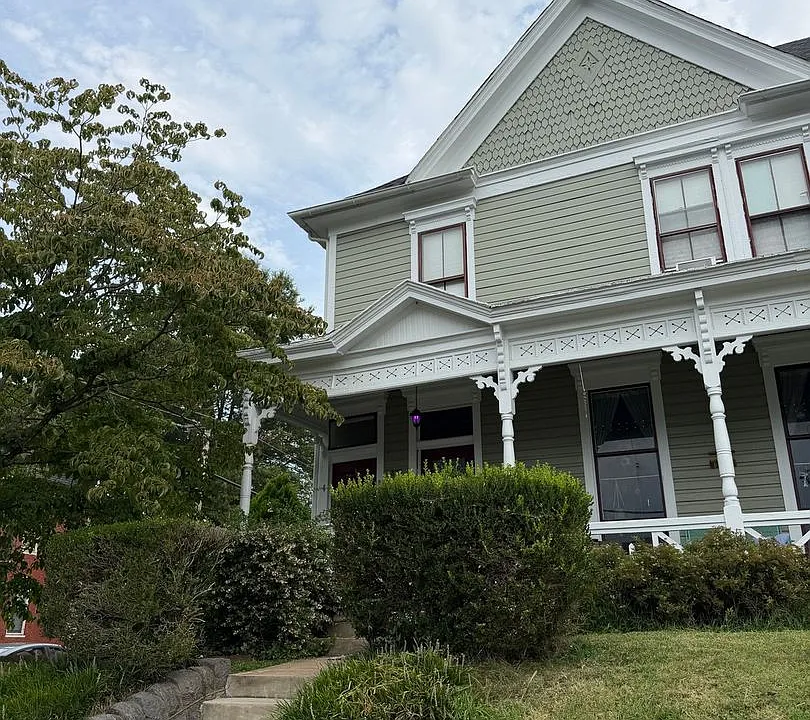 379 Walnut Ave SW