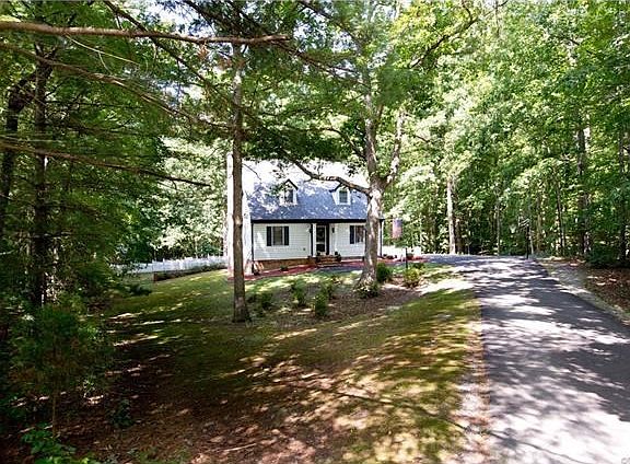 Welcome to your New Home nestled among the trees!