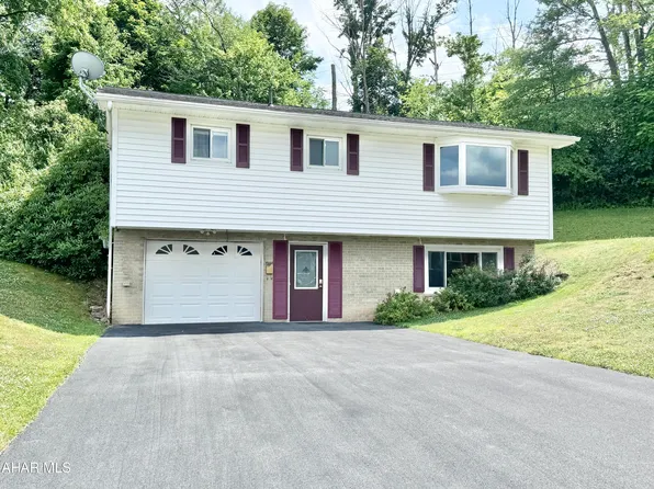 207 E Lee Ave, Altoona, PA 16601