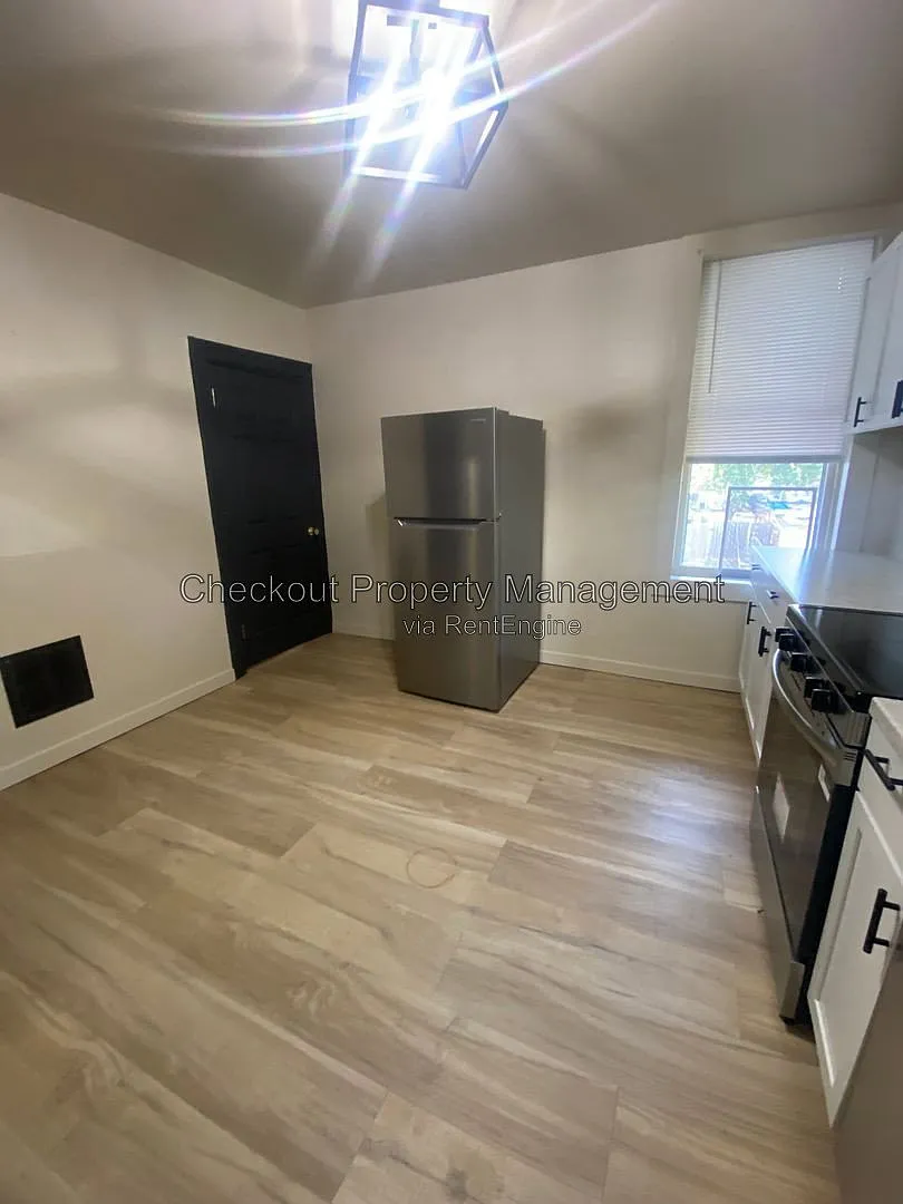 3 bed, 1.0 bath, $1,095 — Photo 2