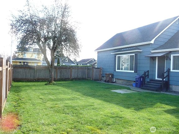 3rd image of 4812 Yakima Ave