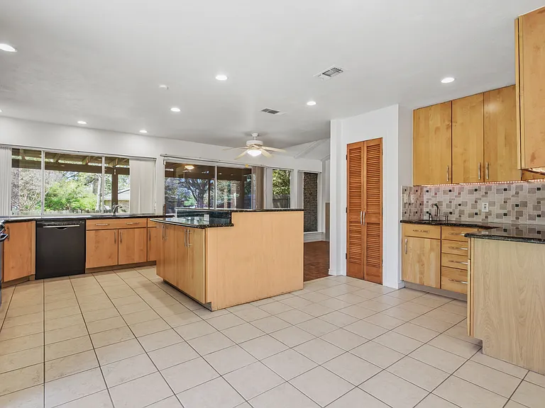 15721 Mapleview Cir — Photo 11