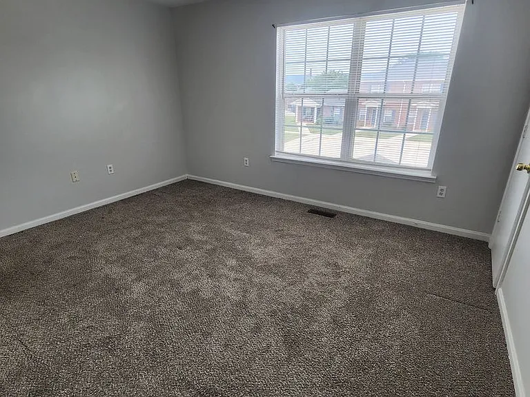Castlewood Apartments - Huntsville, AL — Photo 9