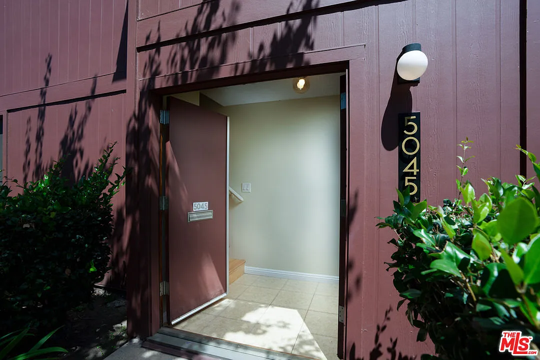 2 bed, 2.0 bath, 1222 sqft, $4,350 — Photo 2