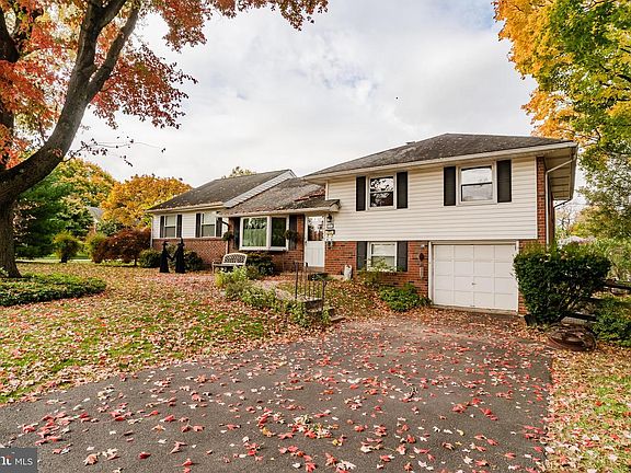 2nd image of 1401 Firethorne Ln