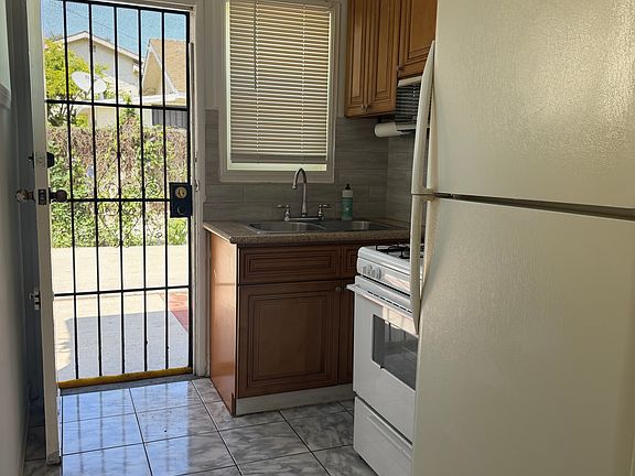 5th image of 1427 Gardenia Ave #B