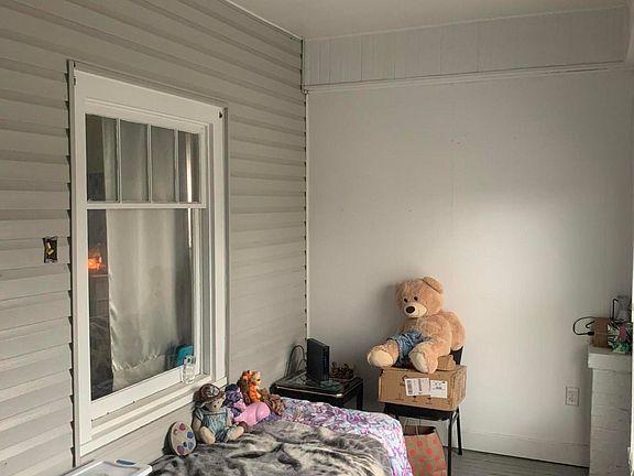 3rd image of 227 Foxland Ave