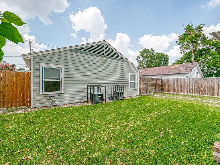 915 Adele St — Photo 23