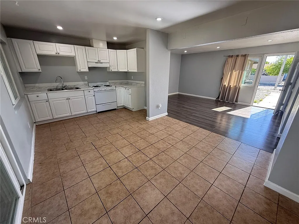 3 bed, 1000 sqft, $2,700 — Photo 4