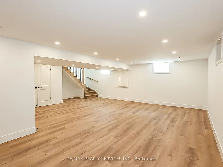 6364 Sherwood Rd — Photo 11