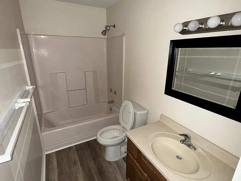 702 Thomas Ln — Photo 8