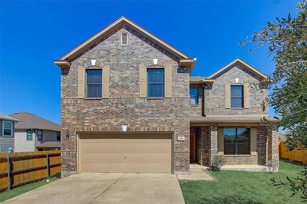 3 bed, 2.5 bath, 2528 sqft, $2,300 — Photo 1
