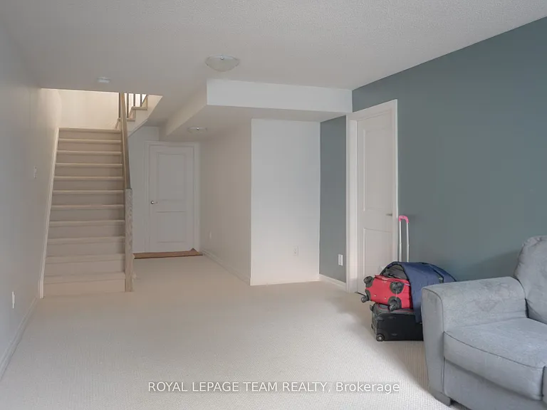 174 Hawkshaw Cres — Photo 9