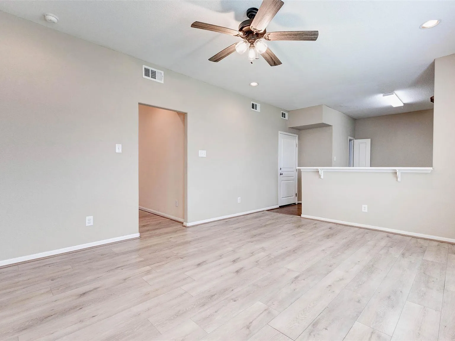 3 bed, 2.5 bath, 1320 sqft, $1,795 — Photo 4