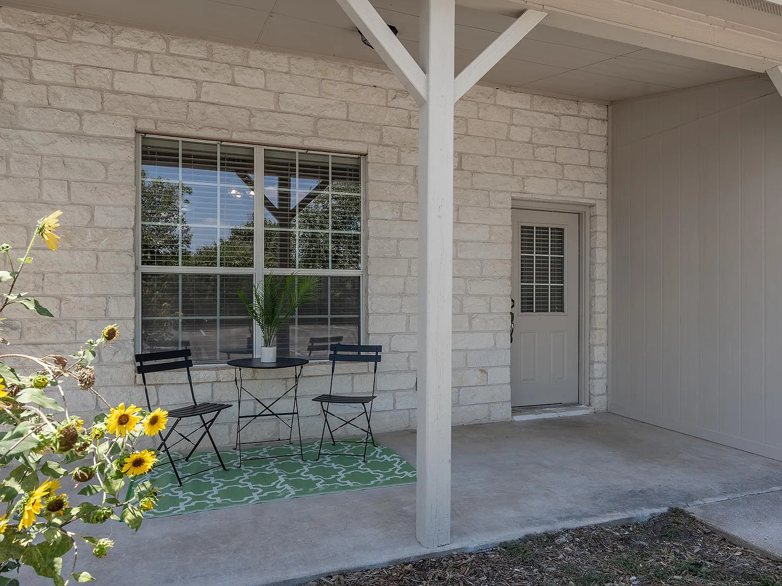 3 bed, 2.0 bath, 1730 sqft, $1,350 — Photo 2