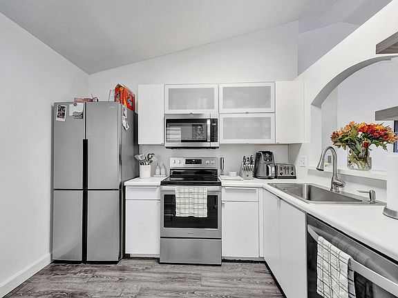 4th image of 1006 SW 180th Terrace