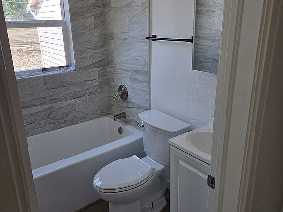 5th image of 1819 E Maple St