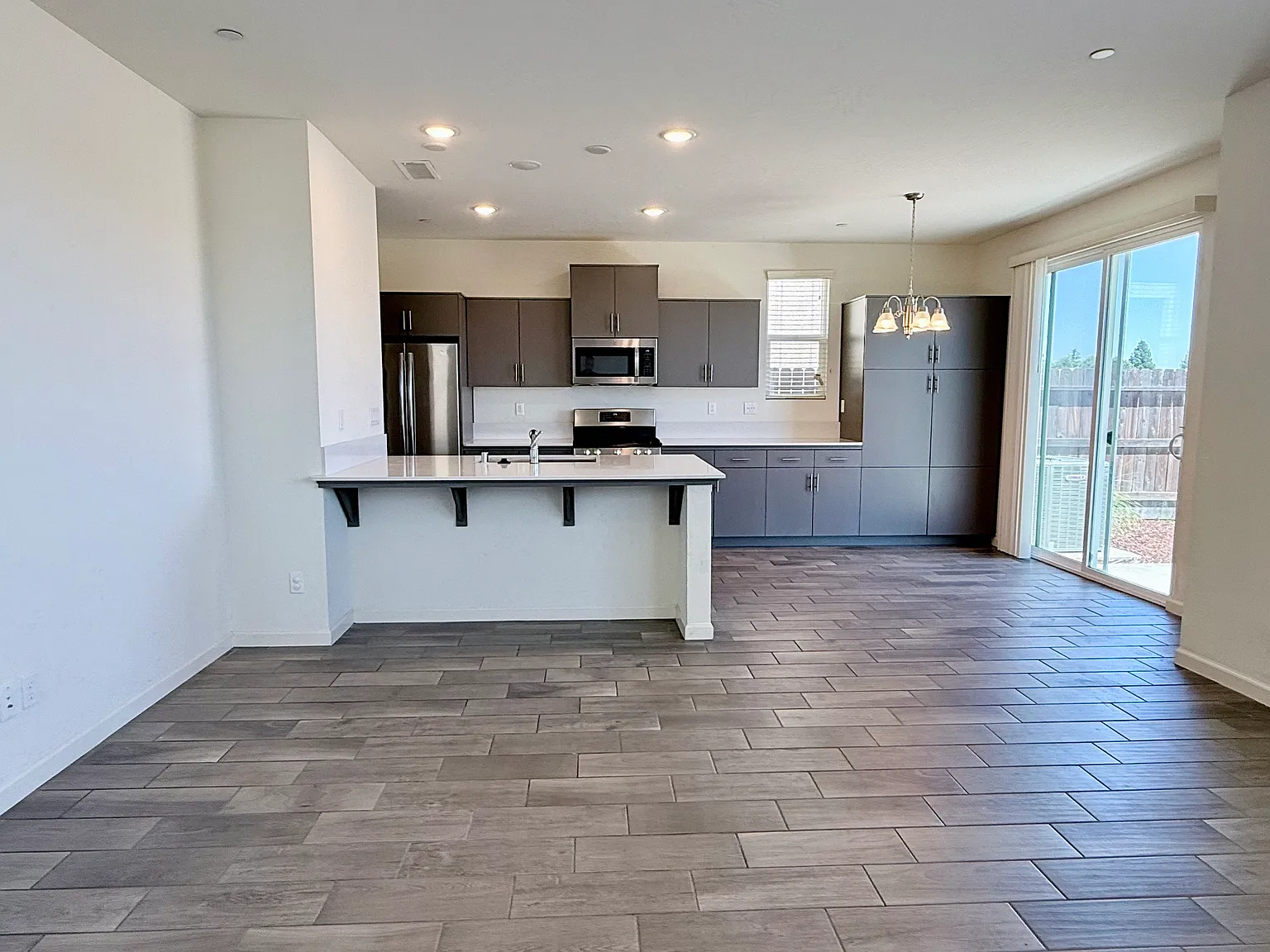 3 bed, 2.5 bath, 1648 sqft, $2,395 — Photo 3