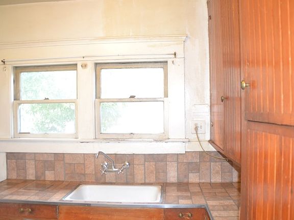 5th image of 625 W Monterey Ave