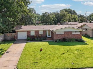 2482 N Riverlawn Dr, Wichita, KS 67204